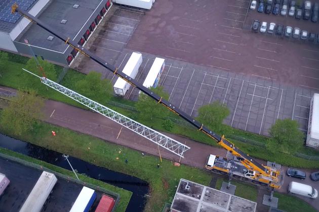 Plaatsing van een 41 meter hoge vakwerkmast